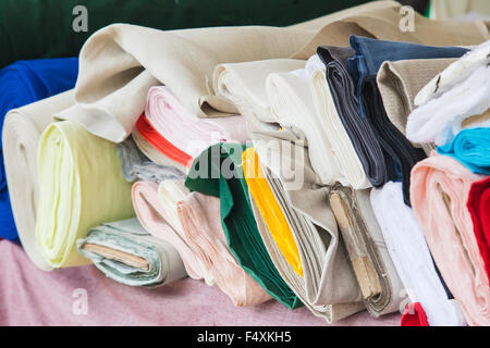 Rollen aus Stoff und Textilien in einen Fabrikverkauf Stockfoto