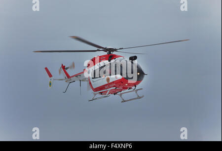 Nezhin, Ukraine - 14. Januar 2011: Ukrainische Ministerium der Notfall Situationen Eurocopter EC145 (BK-117) Rettungshubschrauber in fl Stockfoto