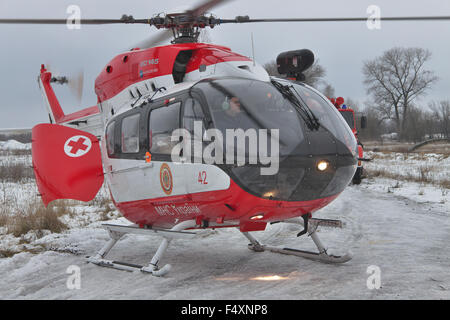 Nezhin, Ukraine - 14. Januar 2011: Ukrainische Ministerium der Notfall Situationen Eurocopter EC145 (BK-117) Rettungshubschrauber Stockfoto