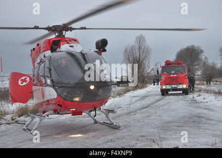 Nezhin, Ukraine - 14. Januar 2011: Ukrainische Ministerium der Notfall Situationen Eurocopter EC145 (BK-117) Rettung Hubschrauber lande Stockfoto