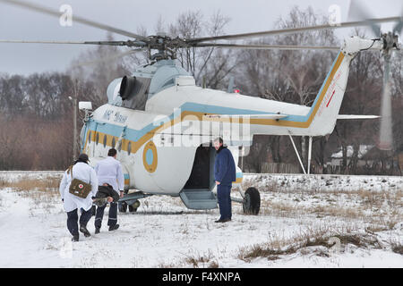 Nezhin, Ukraine - 14. Januar 2011: Ukrainische Ministerium der Notfall Situationen Mi-8 Hubschrauber während einer Medevac-Ausbildung Stockfoto