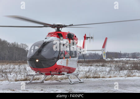 Nezhin, Ukraine - 14. Januar 2011: Ukrainische Ministerium der Notfall Situationen Eurocopter EC145 (BK-117) Rettungshubschrauber takin Stockfoto