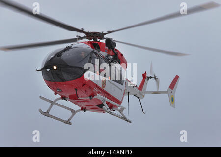 Nezhin, Ukraine - 14. Januar 2011: Ukrainische Ministerium der Notfall Situationen Eurocopter EC145 (BK-117) Rettungshubschrauber in fl Stockfoto