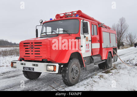 Nezhin, Ukraine - 14. Januar 2011: Ukrainische Katastrophenschutzministerium Feuerwehrauto in Betrieb Stockfoto