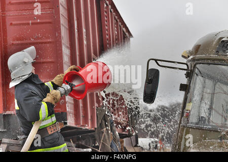 Nezhin, Ukraine - 14. Januar 2011: Feuerwehrmann bei der Arbeit während der Ausbildung Stockfoto