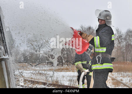 Nezhin, Ukraine - 14. Januar 2011: Feuerwehr bei der Arbeit während der Ausbildung zur Brandbekämpfung Stockfoto