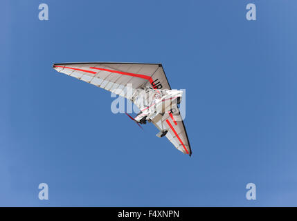 Odessa, Ukraine - 27. August 2011: Air Trike fliegen in Nlue Himmel Stockfoto