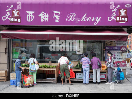 chinesischen Bäckerei verkauft Gemüse asiatische Kunden in Chinatown Manhattan New York city Stockfoto