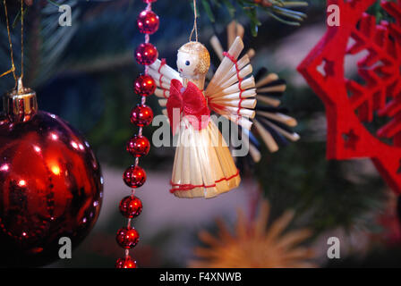 Stroh Engel Weihnachtsdekoration auf Weihnachten Weihnachtsbaum Nordmann Tanne in London, England Stockfoto