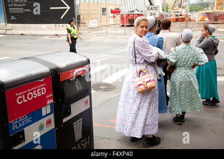 Mennonite Mädchen in traditioneller Kleidung auf der Straße in New York City nahe Ground zero Stockfoto