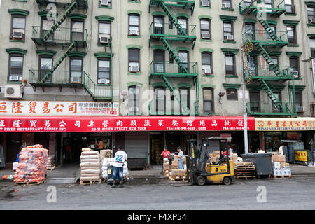 hart arbeitenden Menschen vor den Geschäften auf der Allen Street in Chinatown Manhattan New York city Stockfoto