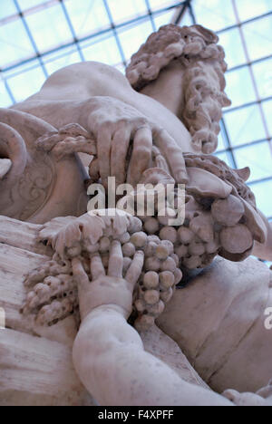 Marmorskulptur von ein Mann und eine junge für Trauben im Louvre Museum in Paris zu erreichen Stockfoto