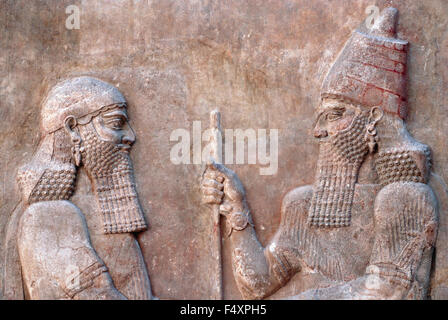 Persische Flachrelief von zwei alten Krieger im Louvre Museum in Paris, Frankreich Stockfoto