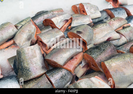 Die großen roten Fischstücke auf Eis im Fischmarkt Stockfoto