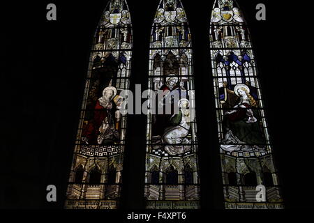 Buntglasfenster von Burlison und Grylls, die die biblische Geschichte von Martha und Maria mit Hannah und Tabitha, Wroxton Church, Oxfordshire, darstellen Stockfoto