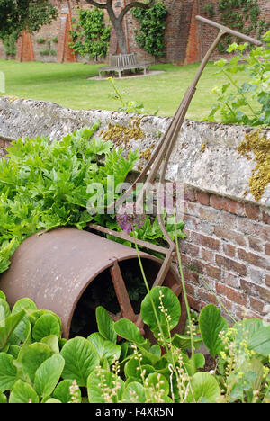 Alte Gärtnerei Werkzeug schwere rostiges Eisen Garten Rasen Walze in Hampton Court Paalace Gardens, London England Stockfoto