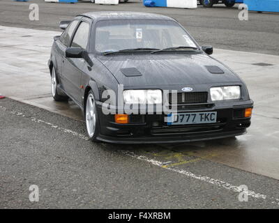 Ford Sierra Cosworth RS 500 RS 500 1987 Modell-Straße Auto factory Version in schwarz geändert - in Donnington Park Rennstrecke 2015 Mk 1 1. Generation Stockfoto