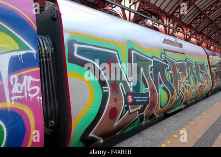 Graffiti vandalises völlig dieser S-Bahn-Wagen. Zug am Bahnsteig am Hauptbahnhof Kopenhagen und noch in Betrieb. Stockfoto