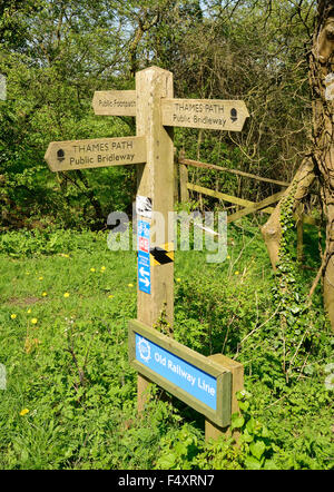 Melden Sie sich neben die Trasse einer alten Eisenbahnlinie, jetzt eine öffentliche Maultierweg und Bestandteil der Thames Path und National Cycle 45 Route. Stockfoto