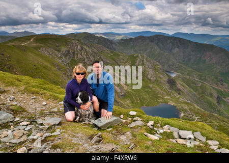 Coniston Greis; Paar mit Hund Cumbria; UK Stockfoto