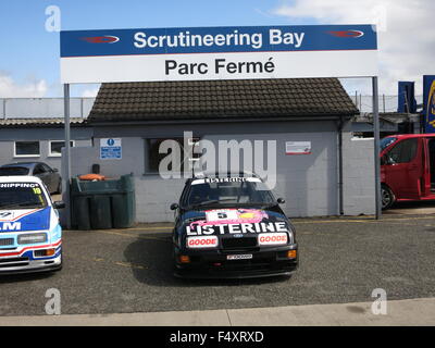 Ford Sierra Cosworth RS 500 RS 500 Touring Car-in scrutineering Bucht in Donnington Park Race hubmagnetschalter Mk1 1. Generation Stockfoto