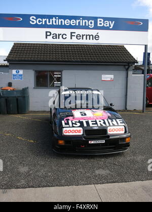 Ford Sierra Cosworth RS 500 RS 500 Touring Car-in scrutineering Bucht in Donnington Park Race hubmagnetschalter Mk1 1. Generation Stockfoto