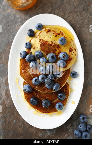 warme Pfannkuchen mit Beeren auf weißen Teller oben Stockfoto