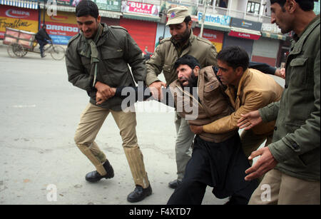 Srinagar, indisch verwalteten Teil Kaschmirs: 24. Oktober, 2015.A Kashmiri schiitischer Muslim alonely schreit Parolen, wie indische Polizisten ihn verhaften für die Teilnahme an einer religiösen Prozession während Beschränkungen. Indische Polizei auferlegte Beschränkungen in einigen Teilen von Srinagar fürchten religiöse Prozessionen, die Kennzeichnung der muslimischen Monats Muharram würde verwandeln Sie in Anti-Indien Proteste Credit: Sofi Suhail/Alamy Live News Stockfoto