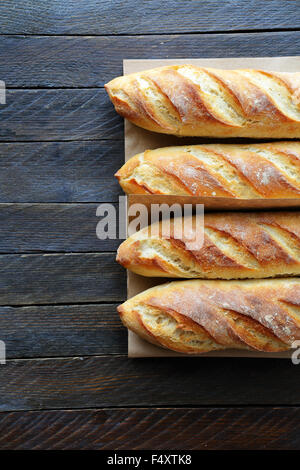 vier knusprige französische Baguette auf Brettern Stockfoto