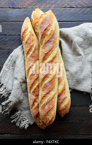 frische französische Baguette auf Serviette, oben Stockfoto