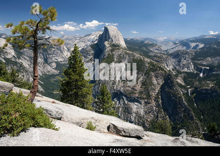 Blick vom Glacier Point auf Half Dome, Vernal Fall und Nevada hinten rechts, Yosemite-Nationalpark, Kalifornien, USA Stockfoto