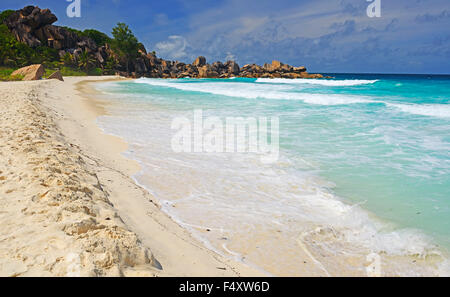 Grand Anse, traumhafter Strand mit Felsen und Palmen, La Digue Island, Seychellen Stockfoto