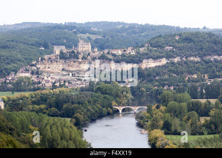 Das Dorf Beynac, die Burg und den Fluss Dordogne (Dordogne - Frankreich). Le Village de Beynac, Sohn Château et la Dordogne. Stockfoto