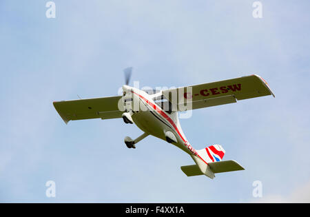 Flight Design CTSW G-CESW im Flug abheben vom Flugplatz Breighton Stockfoto
