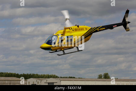 206B Bell Jet Ranger III G-ISPH im Flug abheben vom Flugplatz Breighton Stockfoto