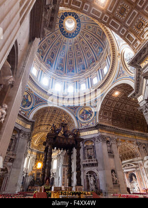 Innenansicht der päpstlichen Basilika St. Peter, Vatikan: Chor mit Berninis Baldacchino Altar unter der Hauptkuppel. Stockfoto