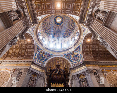 Innenansicht der päpstlichen Basilika St. Peter, Vatikan: Chor mit Berninis Baldacchino Altar unter der Hauptkuppel. Stockfoto