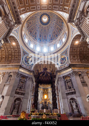 Innenansicht der päpstlichen Basilika St. Peter, Vatikan: Chor mit Berninis Baldacchino Altar unter der Hauptkuppel. Stockfoto