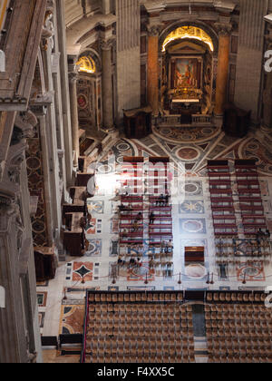 Vogelperspektive auf Gläubige im Chor der ruhigen Seitenschiff in den Petersdom, Vatikan. Stockfoto