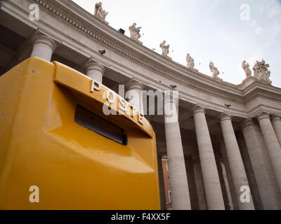 Postfach Poste Vaticane, den Postdienst souveränen Vatikanstadt, vor der der Basilika St. Peter im Vatikan, Rom. Stockfoto