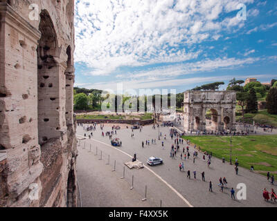 Antike römische Wahrzeichen Triumphbogen des Konstantin, gesehen aus einer Öffnung des Amphitheaters Kolosseum, Rom. Stockfoto