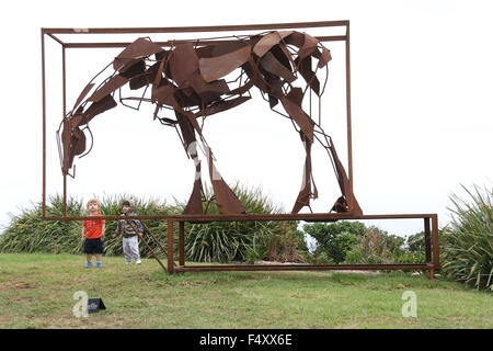 Skulptur Nr. 65, "Boxed" von Harrie Fisher aus New South Wales an der 19. jährliche Skulptur durch das Meer Bondi. 22. Oktober 2015. Stockfoto