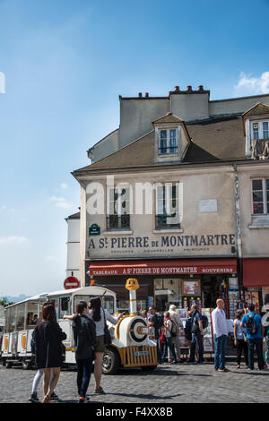 Menschen und touristischen Zug vor Souvenir-Shop, Place du Tertre, Montmartre, Paris, Frankreich Stockfoto