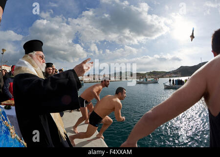 Tauchen für das Kreuz, von Lemnos Insel Patriarch Ierotheos, am Dreikönigstag Day Feier in Myrinas Stadthafen geworfen. Griechenland Stockfoto