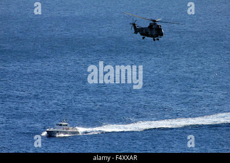 Gemeinsame Operationen von der griechischen Küstenwache und die griechische Luftwaffe SAR auf Manöver von der Insel Limnos. Stockfoto