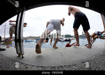 Tauchen für das Kreuz, auf Epiphany Day Feier in Myrinas Stadthafens. Insel Limnos, Griechenland. Stockfoto