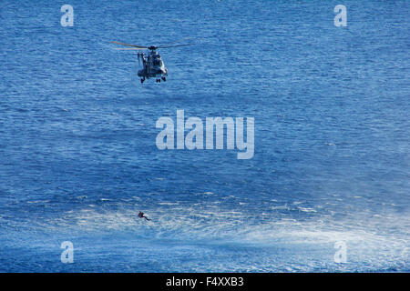 Griechischen SAR Mannschaft Retter Taucher, auf Manöver aus dem Super Puma Helikopter. Nordöstliche Ägäis. Insel Limnos, Griechenland Stockfoto