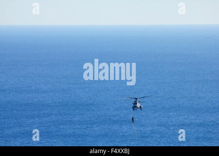 Der SAR-Hubschrauber, hissen die Bohrer-Mitglieder, Ende des Bohrers. Nordöstliche Ägäis, Lemnos Insel, Griechenland Stockfoto