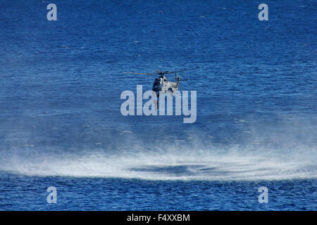 Der SAR-Hubschrauber, hissen die Bohrer-Mitglieder, Ende des Bohrers. Nordöstliche Ägäis, Lemnos Insel, Griechenland Stockfoto