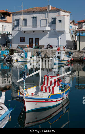 Traditionellen hölzernen Fischerboot und malerische Landschaft spiegelt sich auf der Meeresoberfläche. Myrina Kai, Limnos, Griechenland Stockfoto